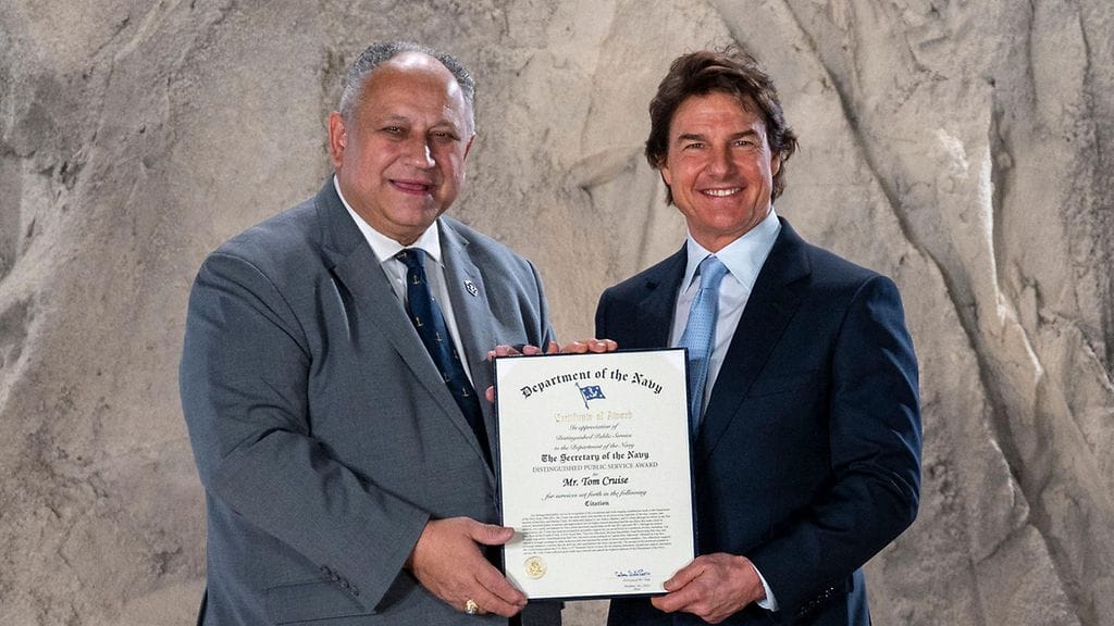 Tom Cruisen (oik.) palkitsi Yhdysvaltain laivastoministeri Carlos Del Toro.
