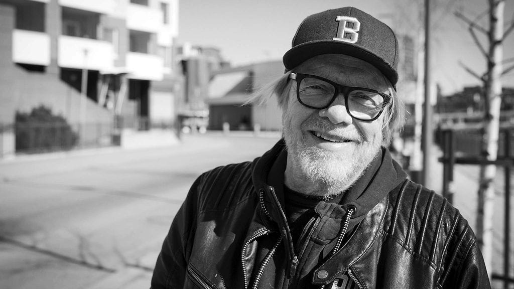 Kitaristi, laulaja, lauluntekijä ja näyttelijä Heikki Silvennoinen Alarannan maisemissa Ratinan suvannolla Tampereella 4. huhtikuuta.