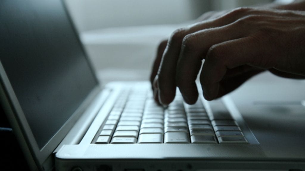 Nimimerkin varjossa on helppo haukkua toisia blogiin kirjoittavia.