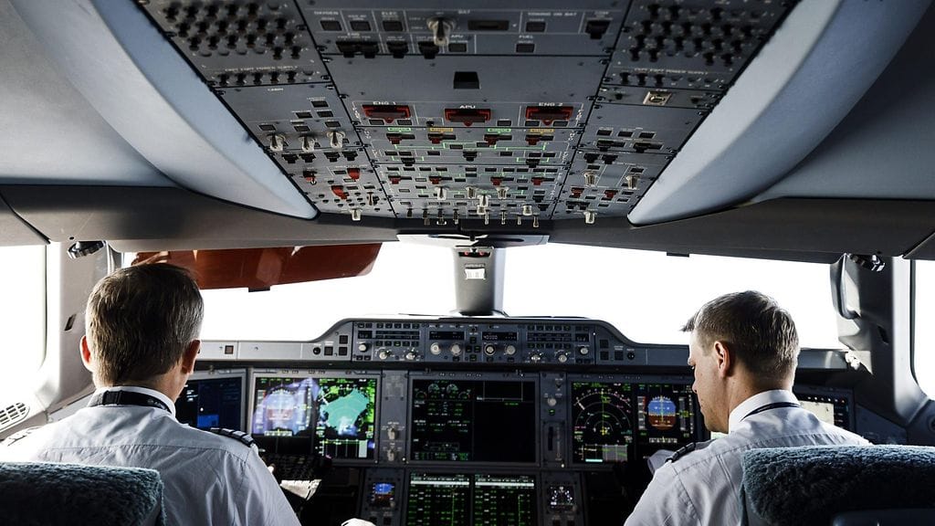 Kuvituskuvassa kapteeni (vas.) ja perämies ohjaamossa. Finnairin Airbus A350 oli matkalla Hongkongista Helsinkiin 25. heinäkuuta 2018.