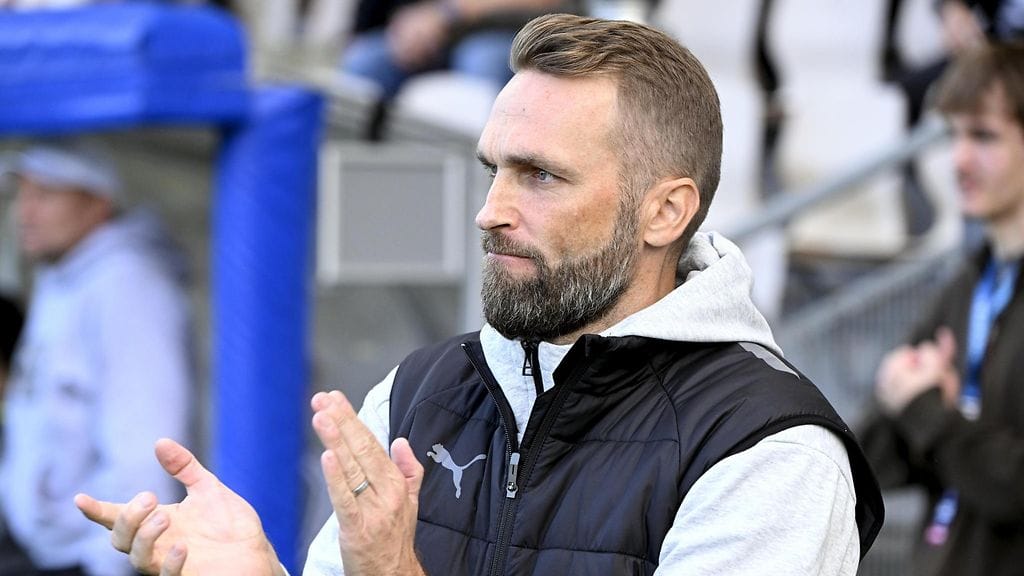 KuPSin Suomen mestaruuteen valmentanut Jani Honkavaara siirtyy kuopiolaisseuran ja Huuhkajien apuvalmentajan vastuiden jälkeen Ruotsin pääsarjaan.