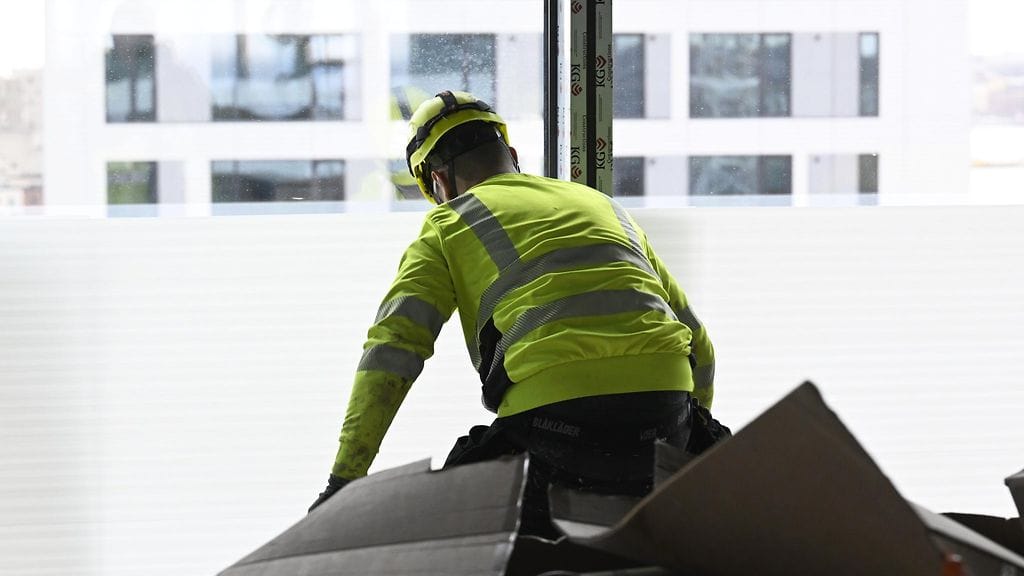 Työntekijä SRV:n rakentaman toimistornitalo Horisontin rakennustyömaalla Kalasataman alueella Helsingissä 25. maaliskuuta 2024. Kuvituskuva.