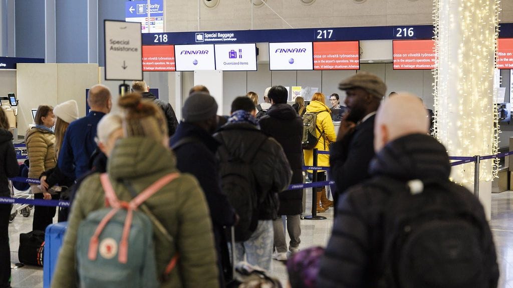 LK 20.12.2024 Matkustajia Helsinki-Vantaan lentoasemalla Vantaalla 2. joulukuuta 2024.