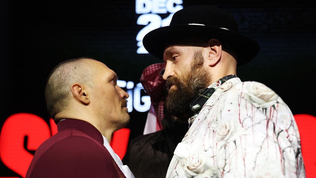 Oleksandr Usyk (vas.) ja Tyson Fury (oik.) iskevät yhteen raskaansarjan MM-titteliottelussa lauantaina.