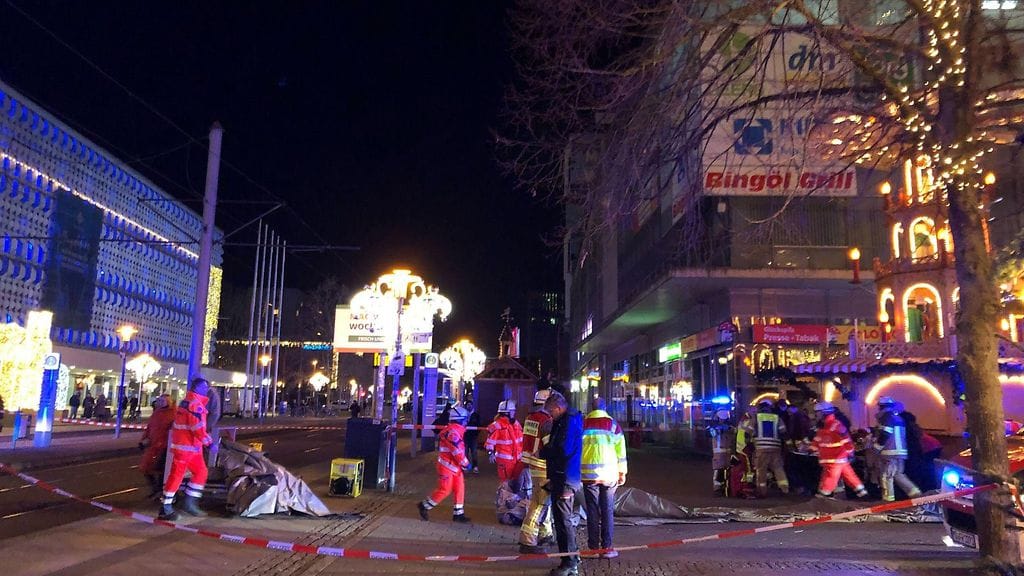 Pelastushenkilökuntaa Magdeburgin joulumarkkinoilla Saksassa perjantai-iltana 20.12.2024.