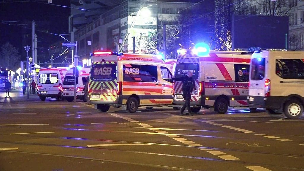 LK 20.12.2024 Poliisi ja ambulansseja Magdeburgin joulumarkkinoilla, jossa auto törmäsi väkijoukkoon 20. joulukuuta 2024 Magdeburgissa.