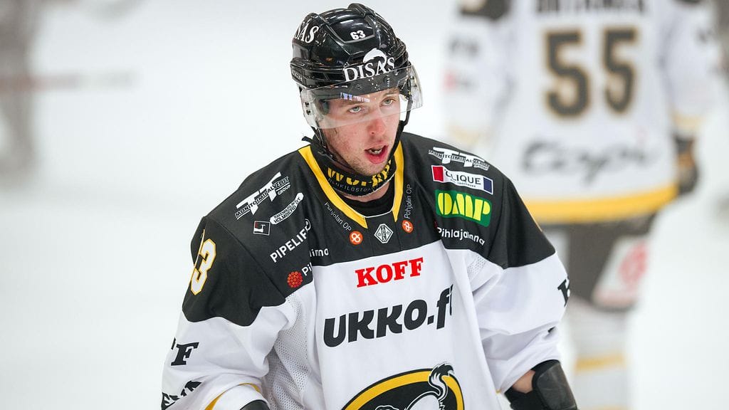 Martin Jandus (kasvot kameraan päin) jättää Kärpät.