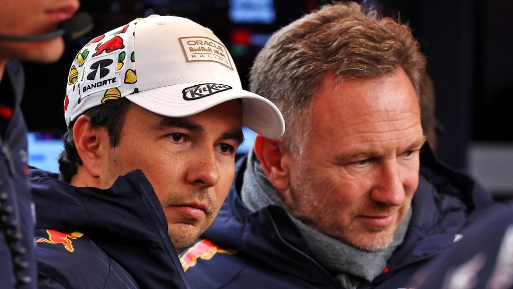 Sergio Perez (vasemmalla) ja Red Bullin tallipäällikkö Christian Horner (oikealla).
