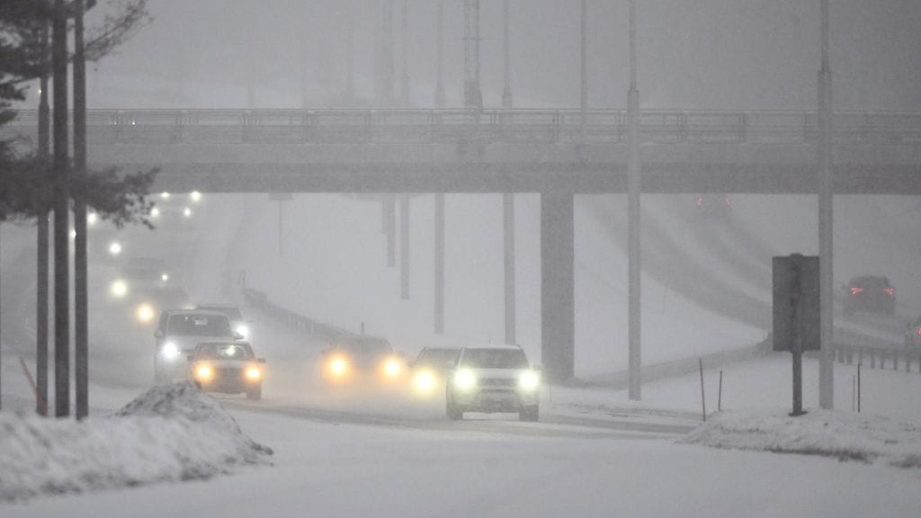 Joulun menoliikennettä Nelostiellä lumipyryssä Keravalla 21. joulukuuta 2024. Kuvituskuva.