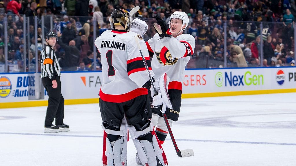 Leevi Meriläinen joukkuetoverinsa Jacob Bernard-Dockerin onniteltavana. Meriläinen voitti sunnuntaiaamuna Kevin Lankisen suomalaisvahtien taistossa.