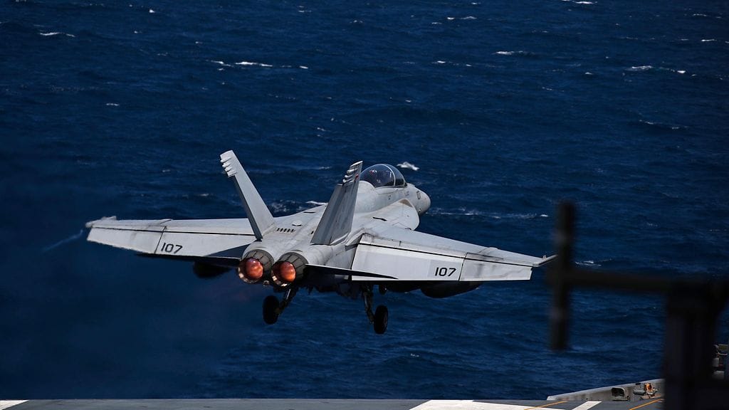 Kuvituskuva. Laivaston F/A-18 Super Hornet nousee ilmaan Yhdysvaltain laivaston ydinkäyttöisen lentotukialus USS Nimitzin (CVN-68) kannelta Busanin rannikon edustalla Etelä-Koreassa 27. maaliskuuta 2023