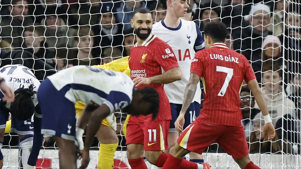 Mohamed Salah teki ja syötti kaksi maalia Liverpoolin murskaavassa esityksessä.