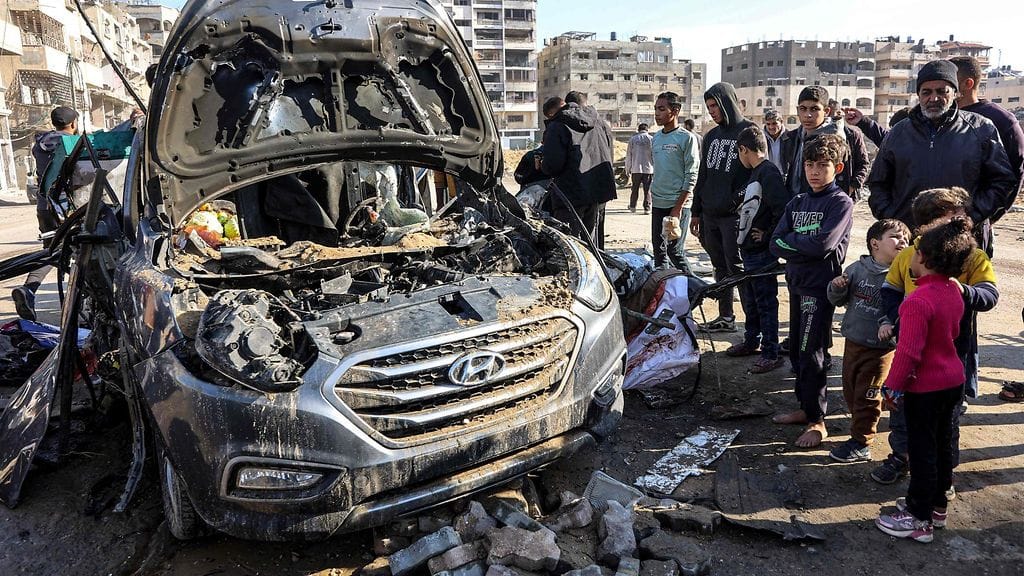 Israel on jatkanut tuhoisia iskujaan Gazaan, vaikka Hamas ja kaksi muuta aseistautunutta ryhmittymää sanoivat lauantaina, että aseleposopimus on lähempänä kuin koskaan.