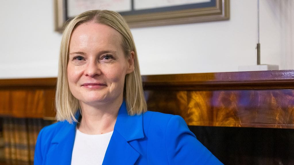 Hallitus haluaa leikata sosiaalihuollon palveluista 100 miljoonan euron edestä jo ensi vuonna.