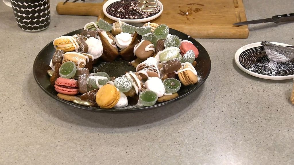 Makea kranssi joulupöytään.