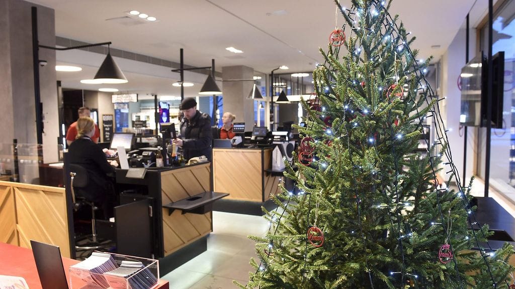 Alkon myymälät ovat jouluaattona auki aamuyhdeksästä puoleen päivään, kun taas joulu- ja tapaninpäivänä ne ovat kiinni.