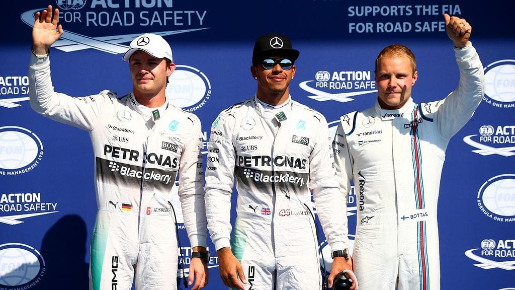 Valtteri Bottas (oik.) seurasi läheltä Nico Rosbergin (vas.) ja Lewis Hamiltonin mestaruustaistoa kaudella 2015. Vuonna 2017 hän hyppäsi Hamiltonin tiimikaveriksi.