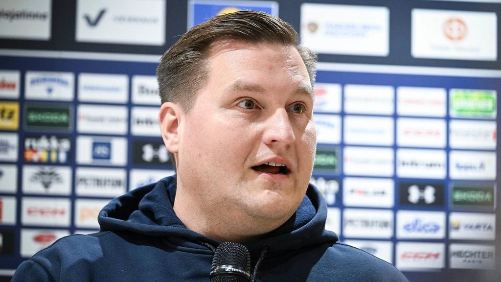 Lauri Mikkola luotsaa nuorta leijonalaumaa Ottawan MM-kisoissa.