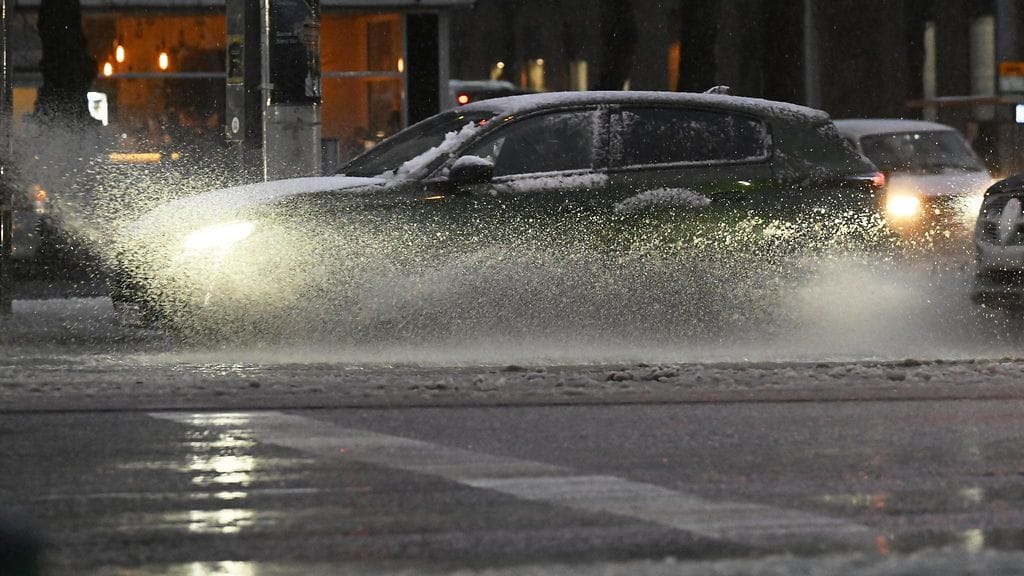 Joulupäivänä Suomeen saapuu lännestä sadealue, joka sulattaa lumia entisestään.