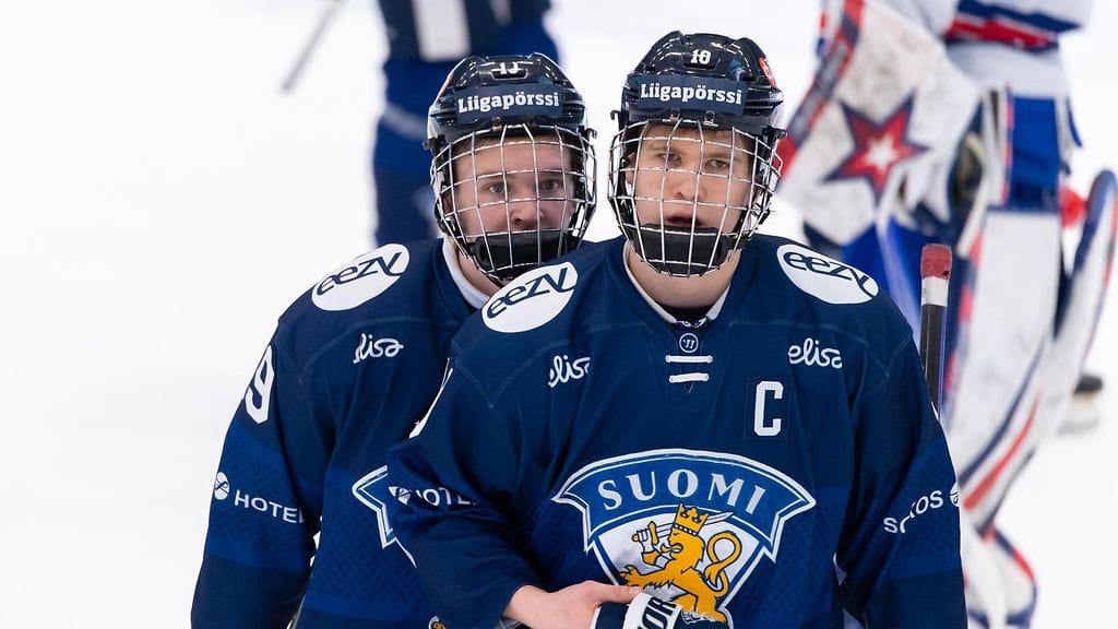 Tom Leppä (vas.) ei mahtunut enää Nuorten Leijonien lopulliseen MM-kisamiehistöön.