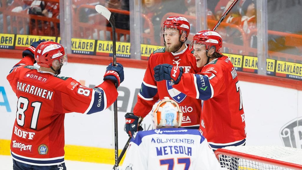 Kristian Vesalainen (kuvassa taka-alalla, toinen oikealta) palaa HIFK:n kokoonpanoon.