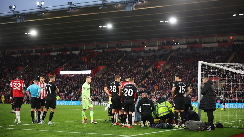 West Hamin Lukasz Fabianski kannettiin paareilla pois kentältä.