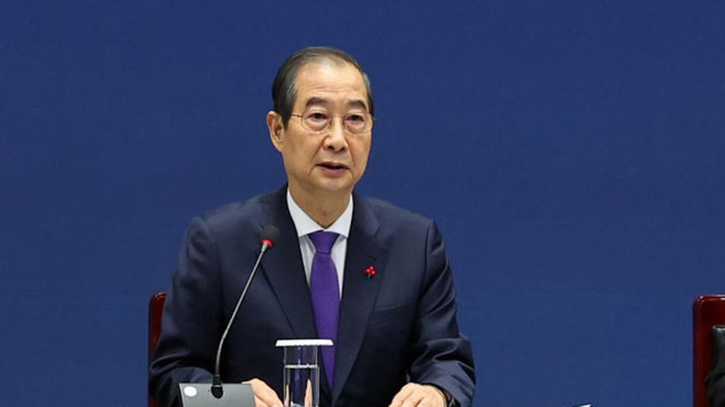 Etelä-Korean virkaatekevän presidentin Han Duck-soon (kuvassa) virkarikossyytteestä äänestetään tänään maan parlamentissa.