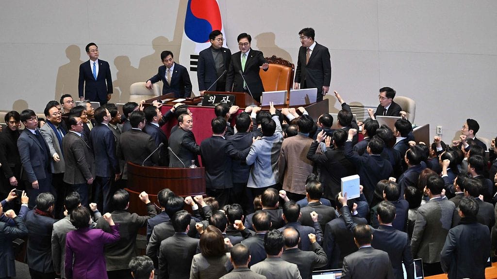 Parlamentin puhemiehen mukaan virkarikossyytettä kannattivat kaikki 192 kansanedustajaa.