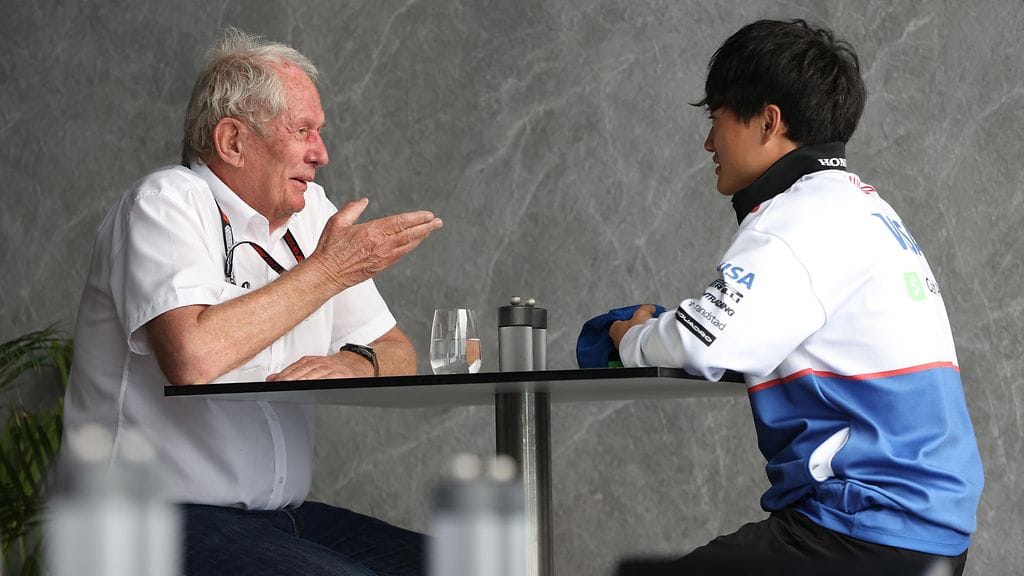 F1-talli Red Bullin neuvoantaja Helmut Marko (vasemmalla) ja Racing Bullsin kuljettaja Yuki Tsunoda (oikealla).