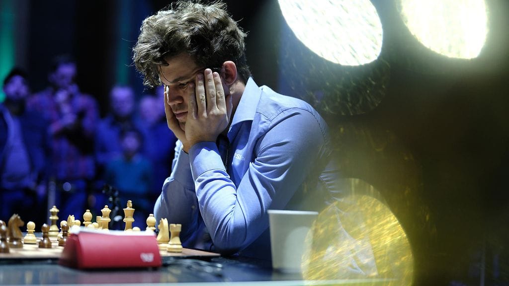 Magnus Carlsen saapui otteluun farkuissa, mikä johti lopulta hänen hylkäykseensä MM-turnauksesta.