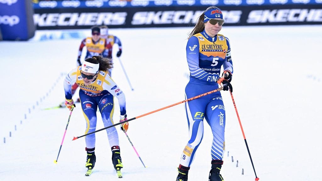 Jasmi Joensuu hiihtää Tour de Skin avauspäivänä sprinttifinaalissa.