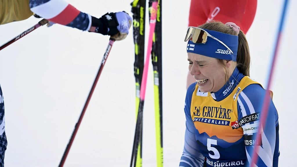 Jasmi Joensuun tunteet purkautuivat uran ensimmäisen maailmancupin henkilökohtaisen palkintokorokesijoituksen jälkeen.