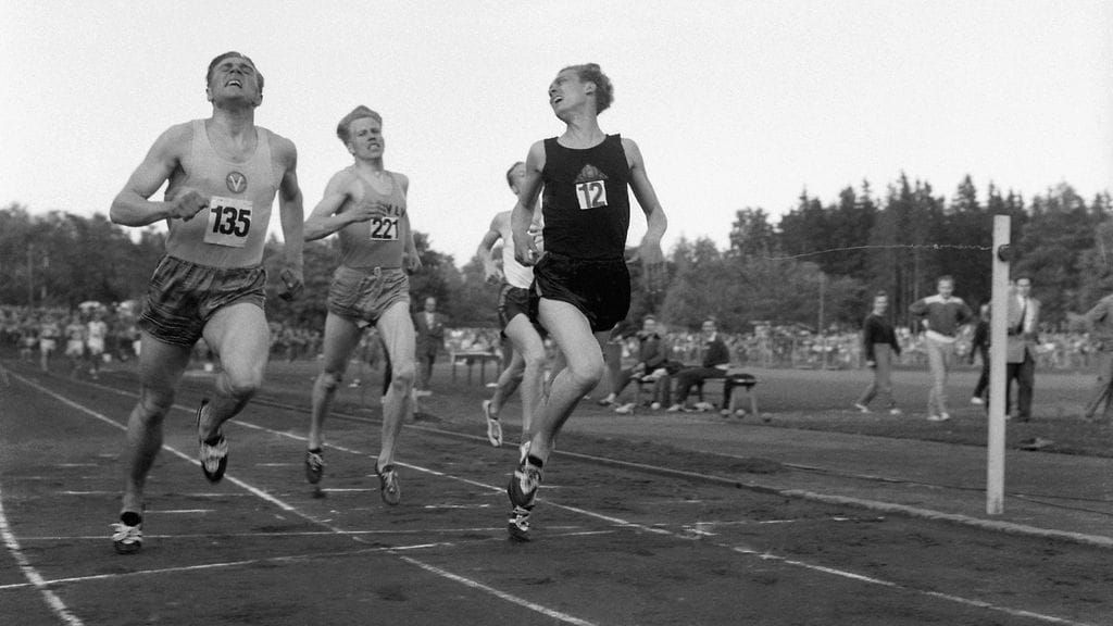 Olavi Salonen, Olavi Salsola ja Olavi Vuorisalo (takana) maaliviivalla Turussa Paavo Nurmen kisoissa heinäkuun 11. päivänä vuonna 1957.