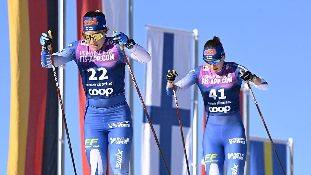 Krista Pärmäkoski (vas.) ja Johanna Matintalo hiihtivät Toblachin 15 kilometrillä peräkkäisillä sijoilla maaliin, 10:ntenä ja 11:ntenä.