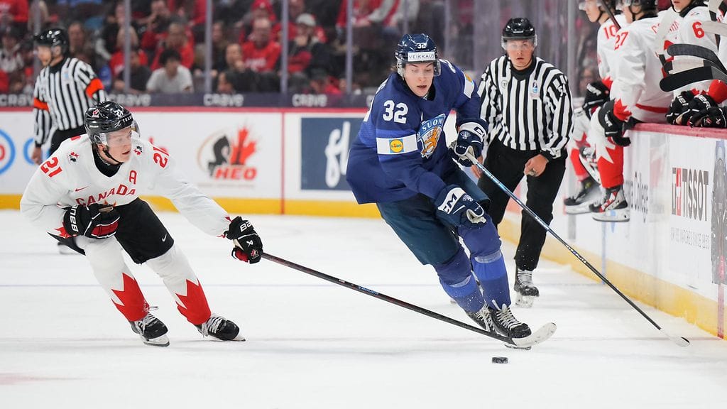 Emil Hemming (#32) viilettää nyt Suomen nelosketjussa jääkiekon alle 20-vuotiaiden MM-kisoissa.