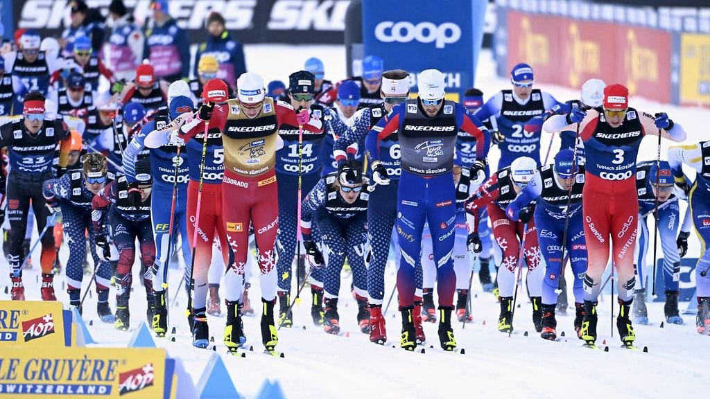 Keltaliivinen Johannes Hösflot Kläbo hiihti Toblachissa myös sunnuntain yhteislähtökilpailun voittoon.