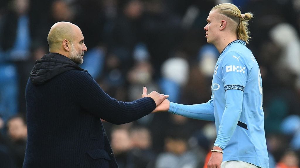 Manchester Cityn manageri Pep Guardiola (vasemmalla) ja tähtihyökkääjä Erling Haaland (oikealla).