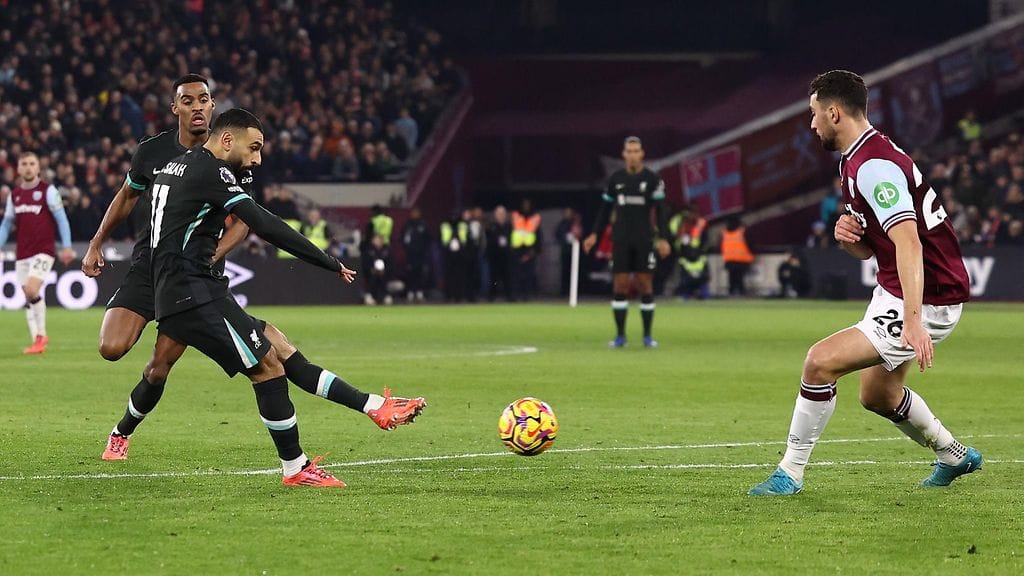 Liverpoolin Mohames Salah (toinen vasemmalta, laukomassa) iski maalin West Hamia vastaan.