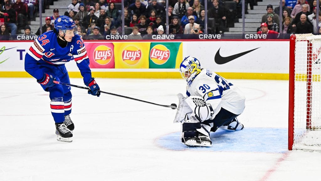 Petteri Rimpinen (kuvan numero 30) säkenöi Nuorten Leijonien maalilla USA-ottelussa.