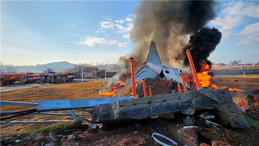 179 ihmistä kuoli Etelä-Korean historian pahimmassa lentoturmassa, kun hätälaskua yrittänyt Jeju Airin lentokone suistui kiitoradalta ja törmäsi lentokenttärakenteisiin.