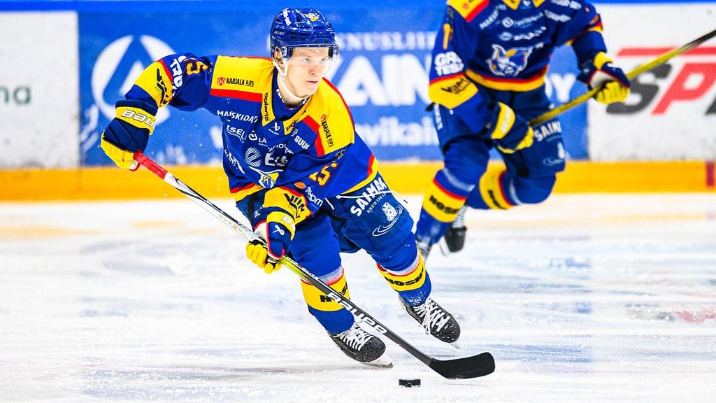 Noel Pietilä (kuvassa etualalla, kiekossa).