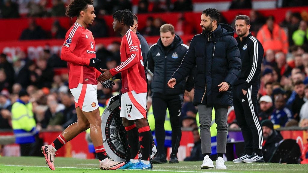 Manchester Unitedin tuore manageri Ruben Amorim (kuvassa etualalla oikealla) joutui tekemään hätäliikkeitä maanantain Newcastle-ottelussa.