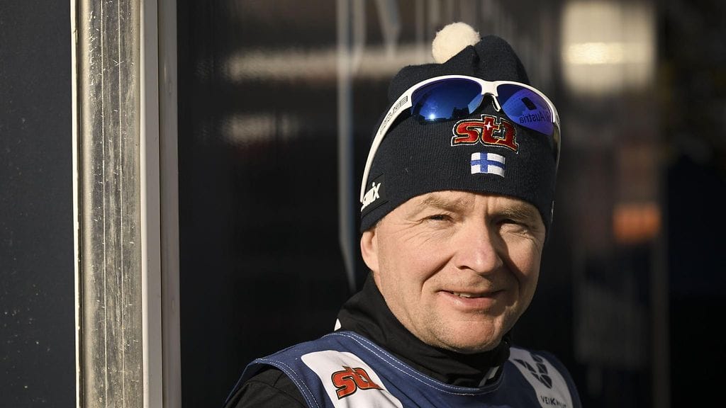 Mika Venäläinen huoltaa Kerttu Niskasen suksia Tour de Skillä.