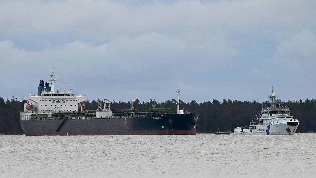 Kuvassa Eagle S -tankkeria epäillään Suomen ja Viron välisen kaapelin vaurioittamisesta.