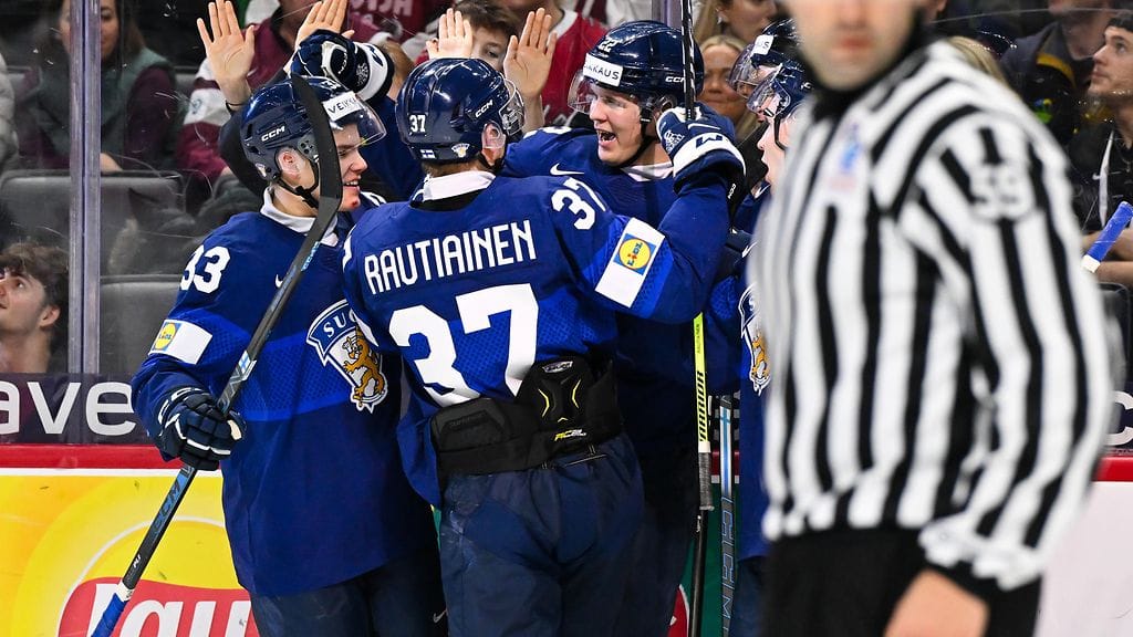 Aaron Kiviharju ja Benjamin Rautiainen juhlivat Kasper Halttusen kanssa Suomen 3–0-maalia.