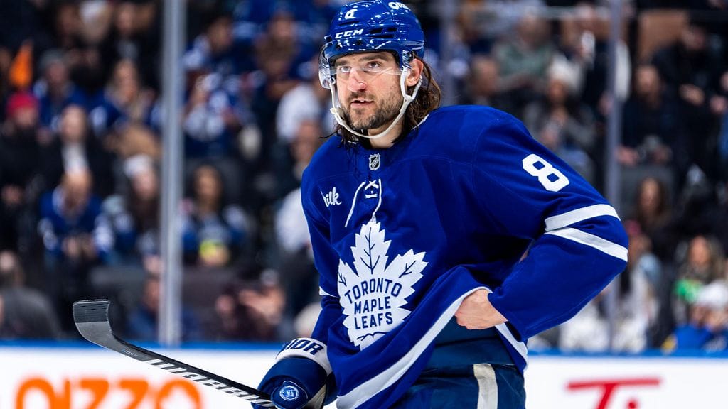 Chris Tanev sai kiekon suuhunsa New York Islandersia vastaan.