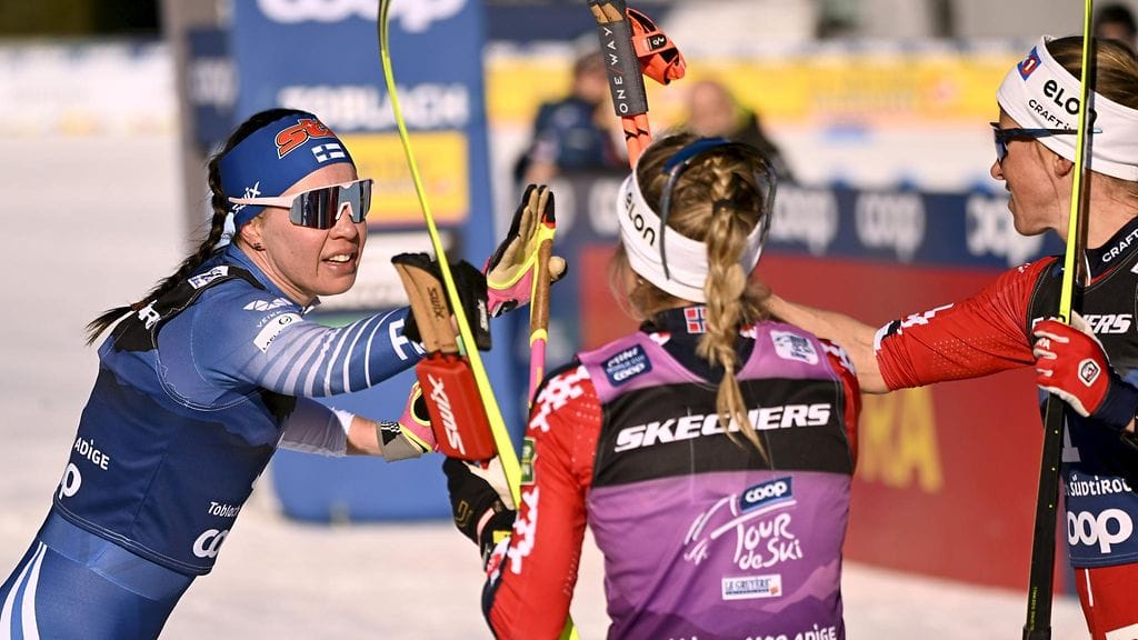 Norjalaiset Astrid Öyre Slind (oik.) ja Therese Johaug menivät takaa-ajokilpailussa yhteispelillä liian kovaa Kerttu Niskasen hiihdettyä yksin.
