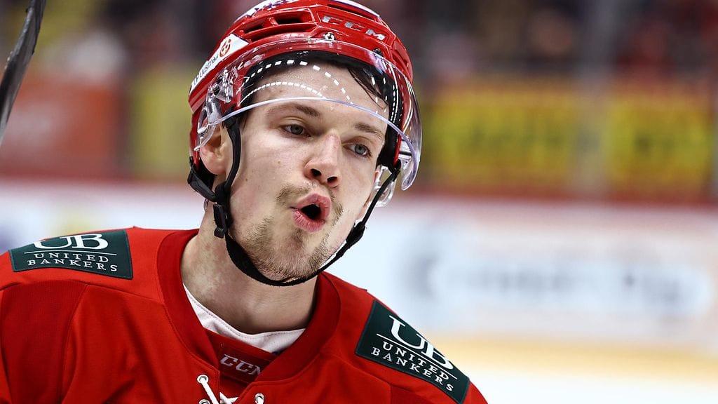 Juha Jääskä nostettiin AHL:stä Carolinan kokoonpanoon.