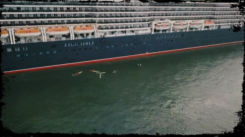 Asian ytimessä.doc: Elokapina_kajakkiaktio