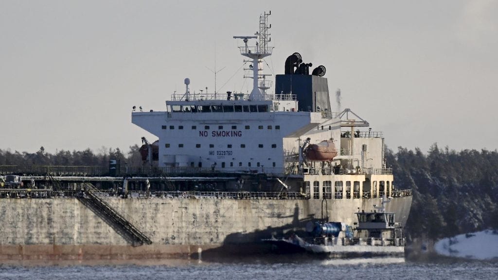 Huoltoalus M/S Hessu saapui tänään Eagle S -tankkerin vierelle huoltotoimenpiteisiin.